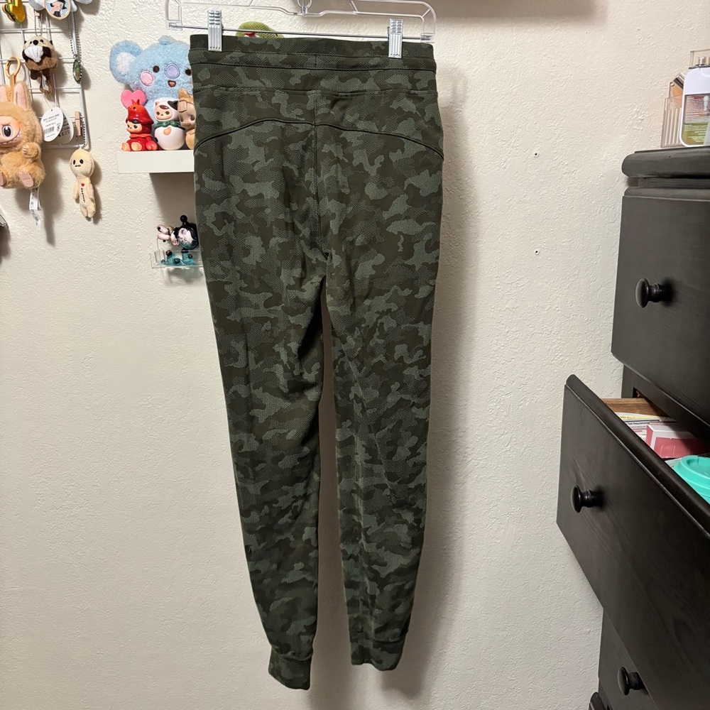 Lululemon Ready to Rulu Jogger 29"
Heritage Camo Dark Olive Green Twill Size 4 - Picture 7 of 10